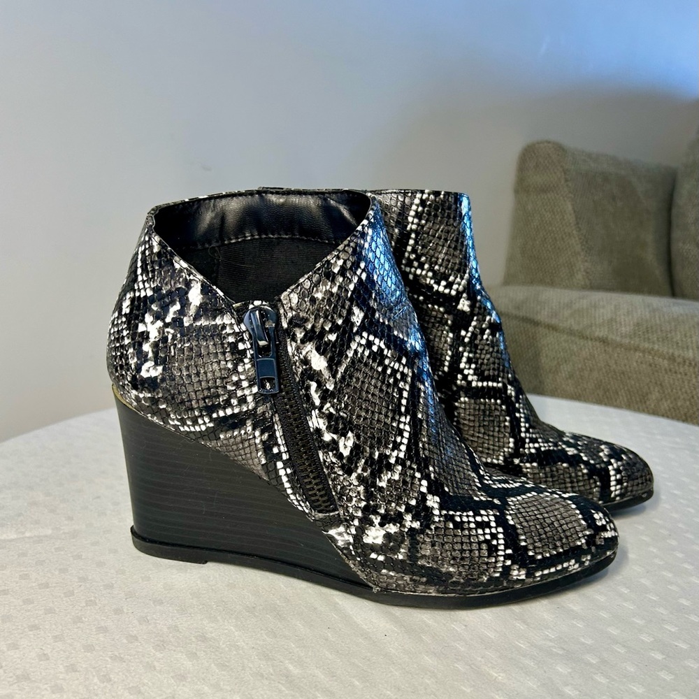 Journee Collection Women’s Wedge Ankle Booties 8.5